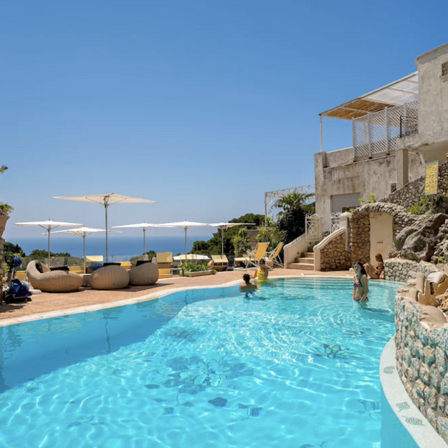 Drinks and snacks by the pool 😎