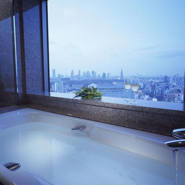 Upgrade to a HoneyMoon Suite