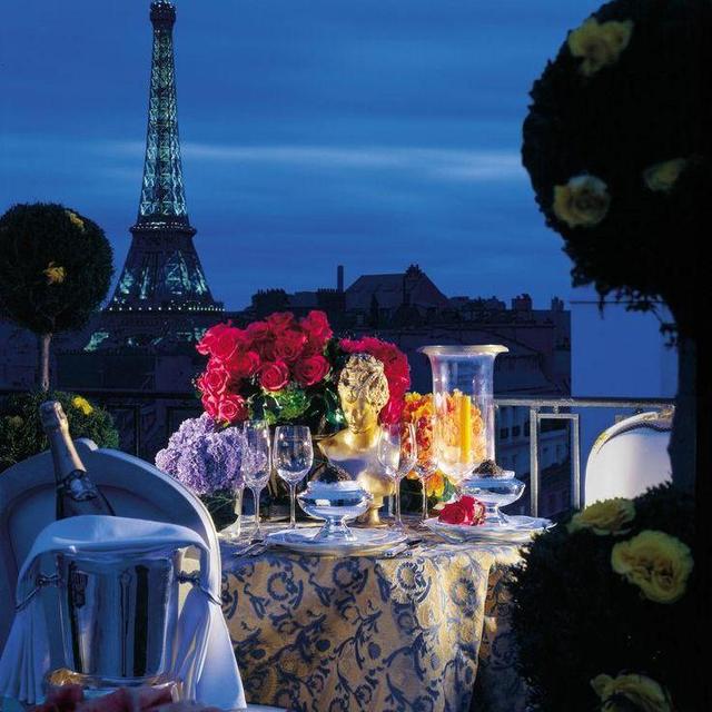Romantic dinner in Paris