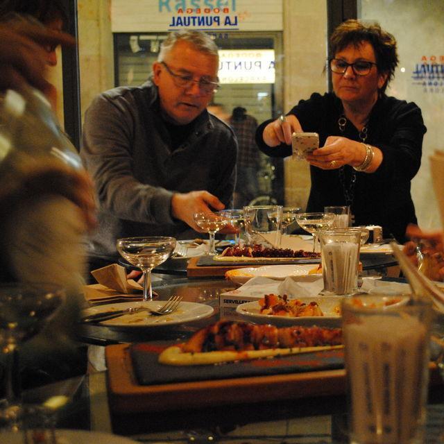 Barcelona Experience: Tapas and Wine Walking Tour