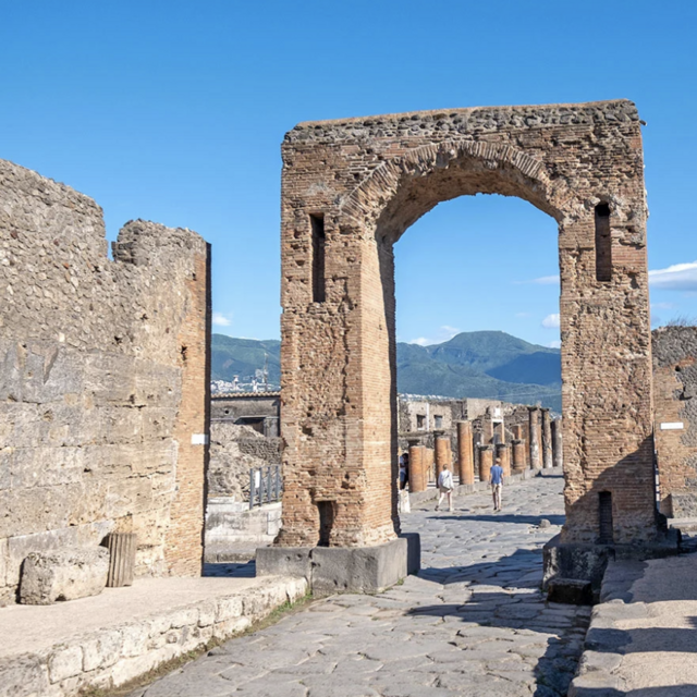 Day Trip to Pompeii & Herculaneum on our Italian Honeymoon