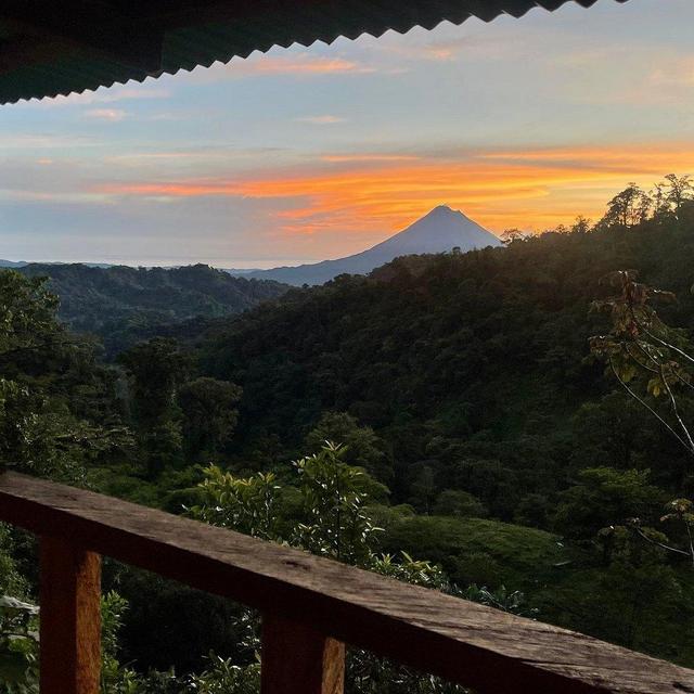 Honeymoon 2-day Adventure: Extreme Nature Hike Fortuna to Monteverde