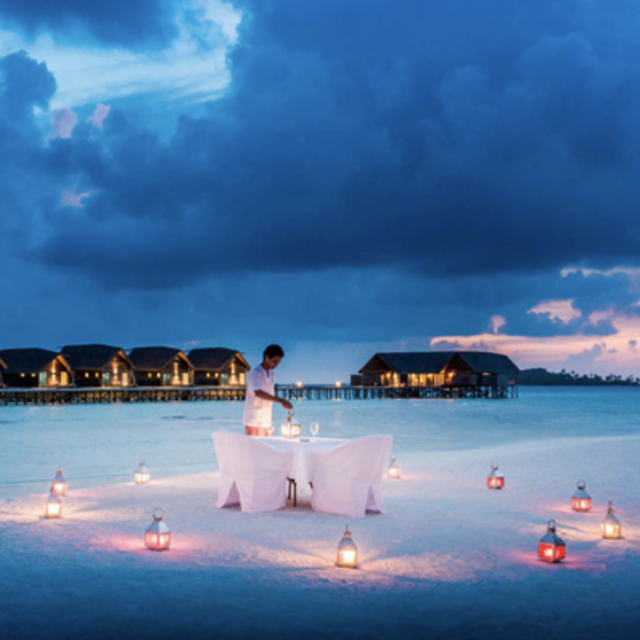 ROMANTIC BEACH DINNER