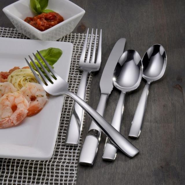 Oneida 45 piece Metra Flatware Set