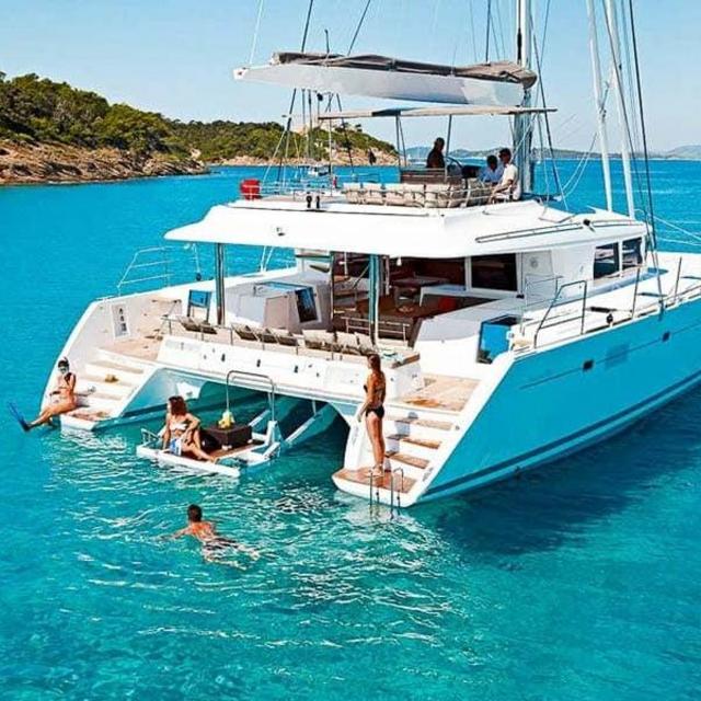 Catamaran snorkel tour in Santorini