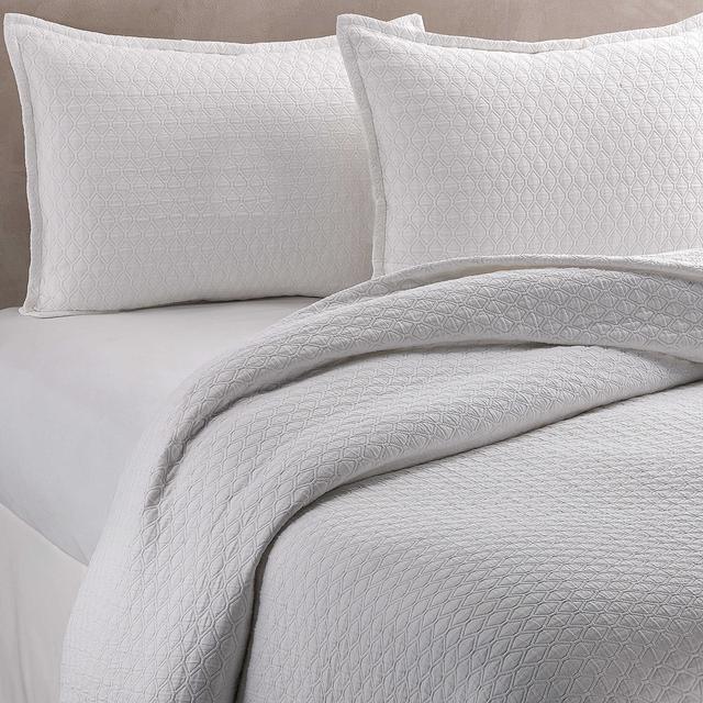 Vera Wang™ Puckered Diamond Matelassé Coverlet in White - KING