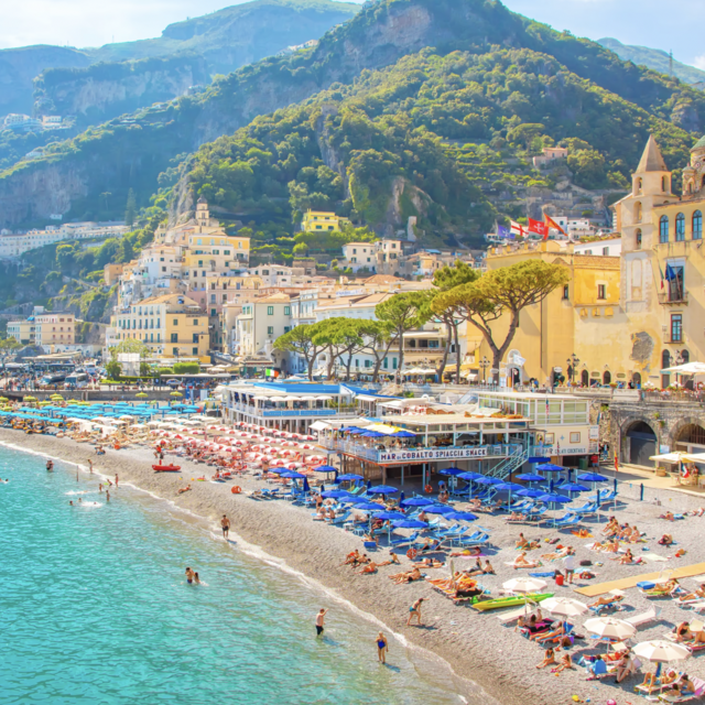 Rent the couple a cabana in Italy