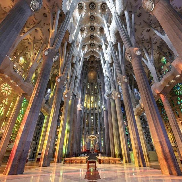 Buy the couple tickets to see the Sagrada Familia
