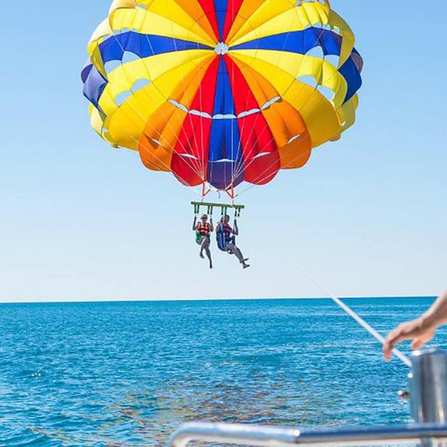 Honeymoon: Parasailing