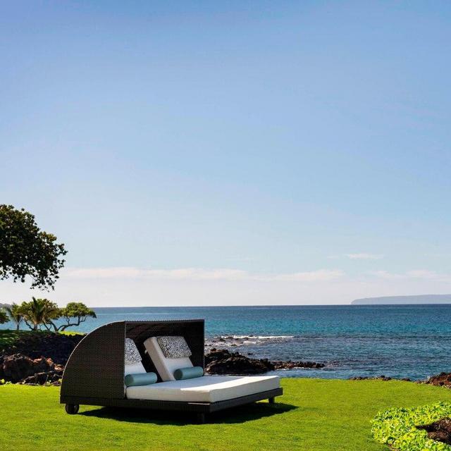 Honeymoon - Oceanside Daybed Rental for the Day