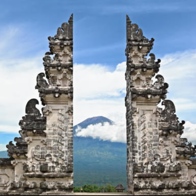 Honeymoon excursion in Bali to Pura Luhur Lempuyang
