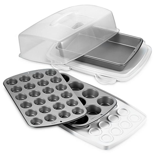 Wilton® Ultimate Bake and Carry 6-Piece Bakeware Set