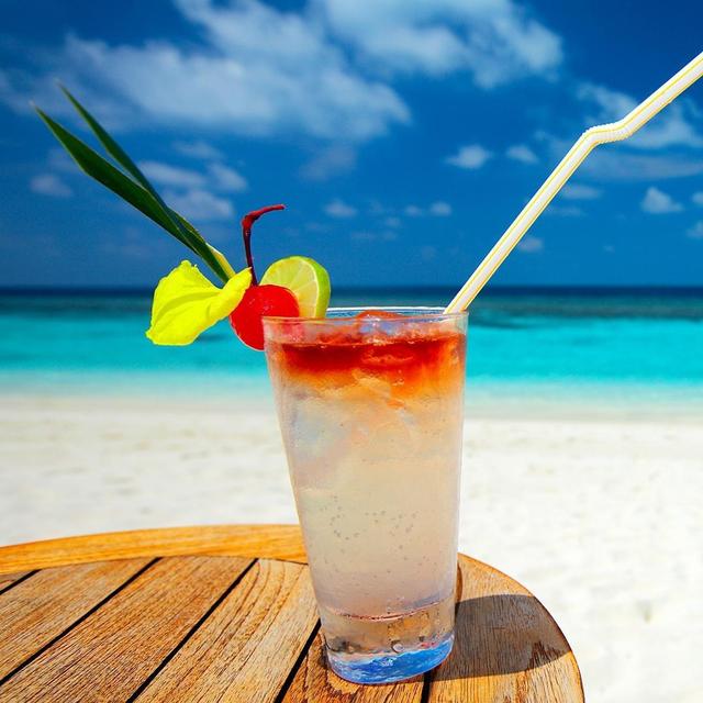 Cocktails and picnics on the beach!