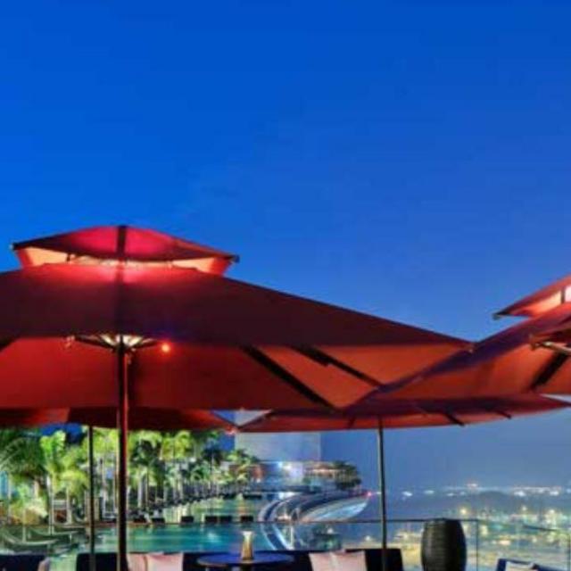 Singapore: Dinner & Drinks at the Ce La Vi Sky Lounge