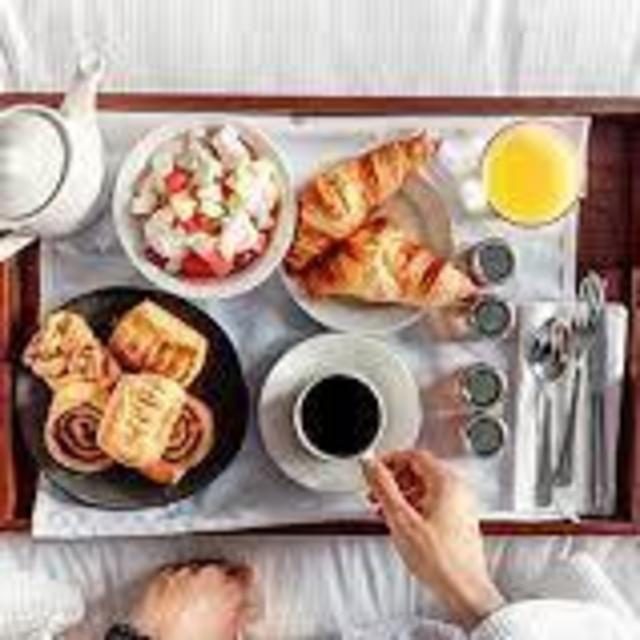 Honeymoon: Breakfast in bed