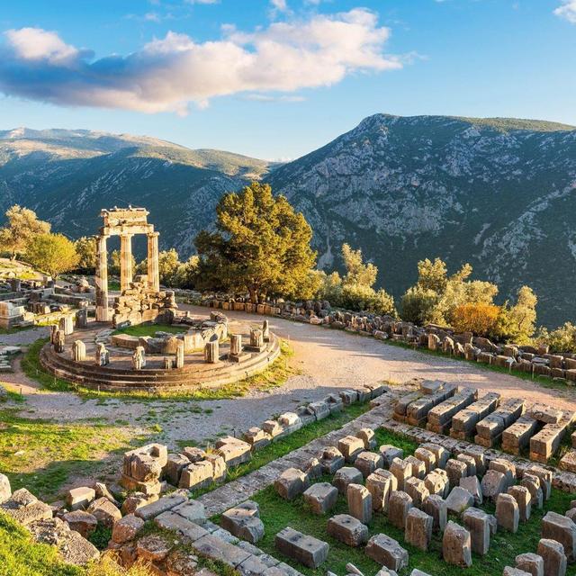 Honeymoon: Guided Day Trip from Athens to Delphi