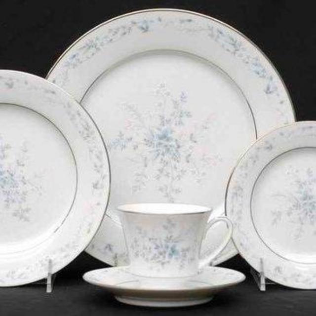 5 Piece Place Setting, Noritake, Carolyn