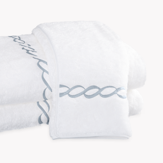 Classic Chain Bath Towel in Light Blue