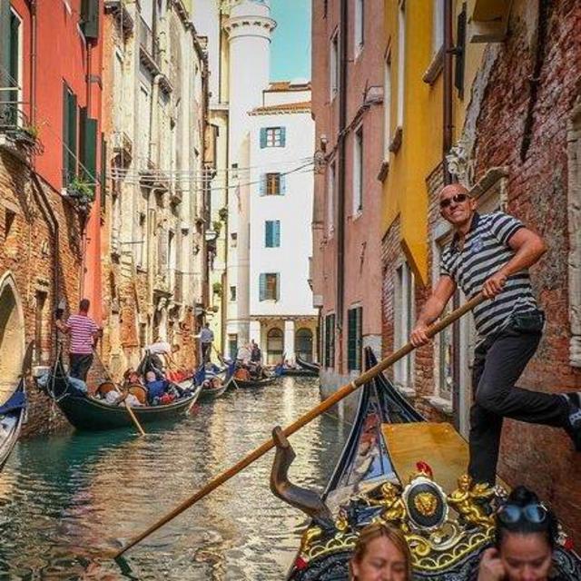 Honeymoon: Classic Gondola Ride in Venice for 2