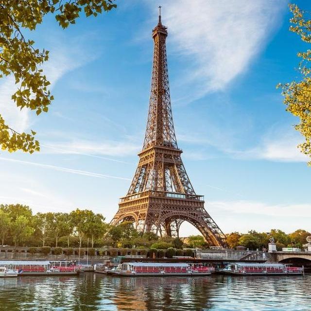 River tour of Eiffel Tower