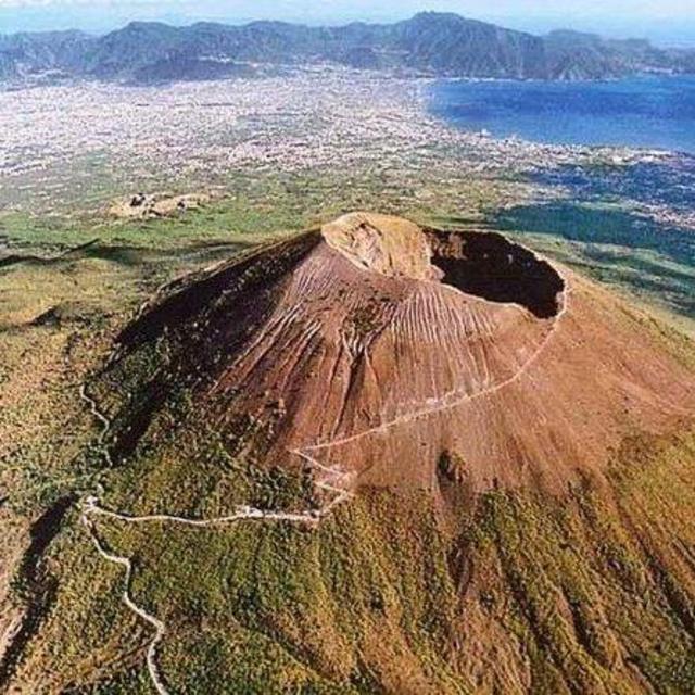 Pompeii & Vesuvius with Lunch & wine tasting from Positano all inclusive