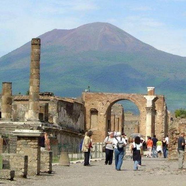 Tour of Pompeii Ruins