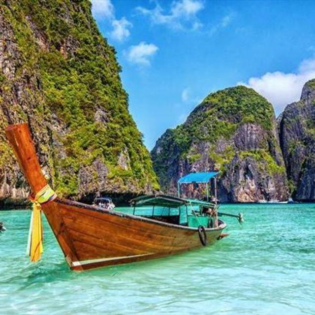 Leo DiCaprio went here and now we have to go (Phi Phi Sailing Tour)