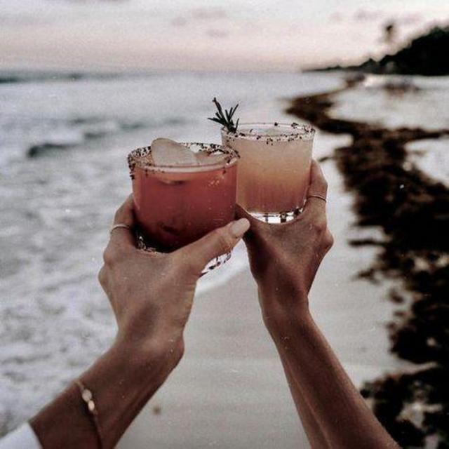 Honeymoon Fund: Drinks by the pool