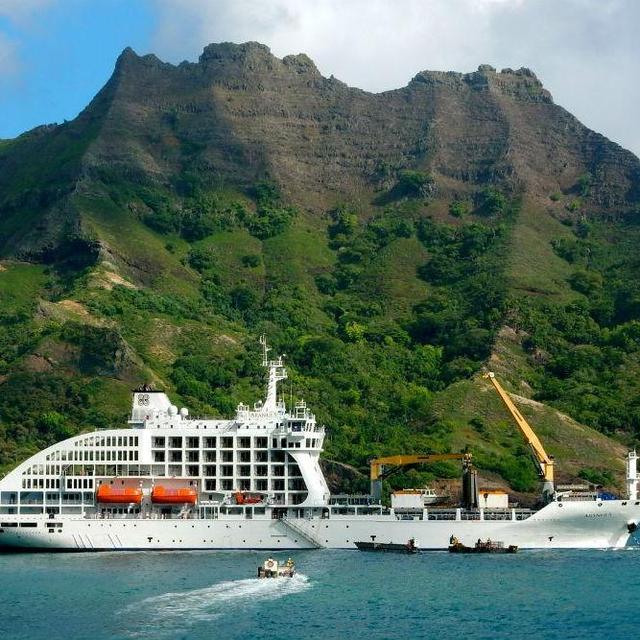 Deluxe Superior Balcony Cabin aboard the Aranui 5