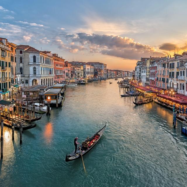 Help Easton and Mara explore Venice!