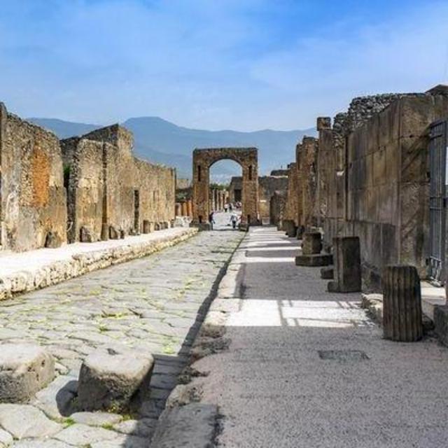 Help Mara and Easton explore the Amalfi Coast!