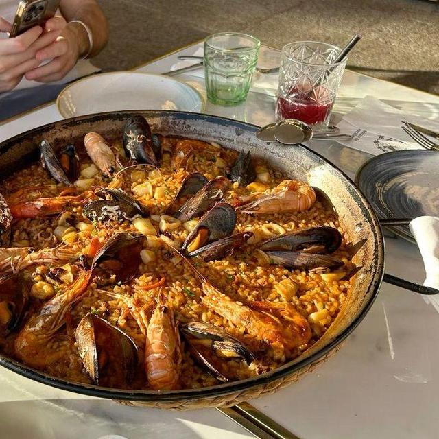 Paella cooking class