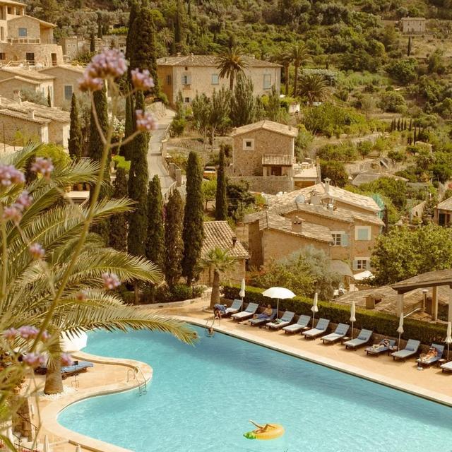 Honeymoon - Cocktails by the Pool