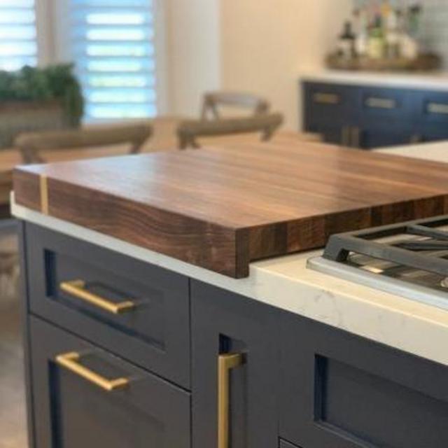 Walnut Carving Board w/ Lip & Brass Inlay