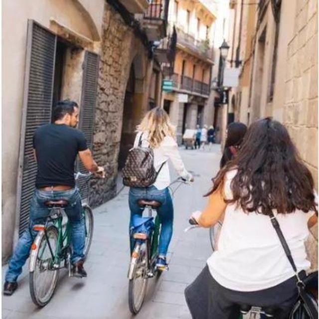 Barcelona by bike: Sightseeing and Tapas