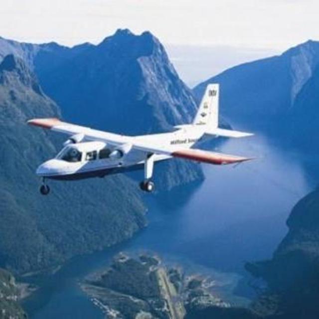 Scenic flight between Queenstown and Milford Sound (New Zealand)