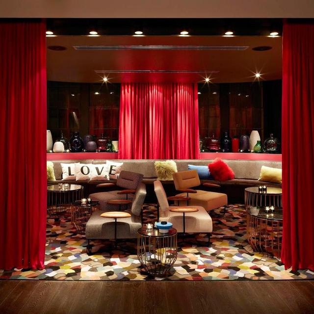 Stay at the Fashionable QT Hotel (Sydney)