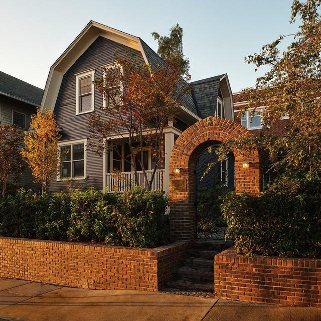 Honeymoon: Harry's Guest House in Seattle
