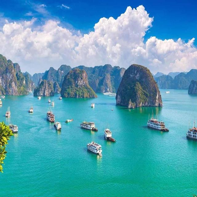 Cruise tour around Hanoi