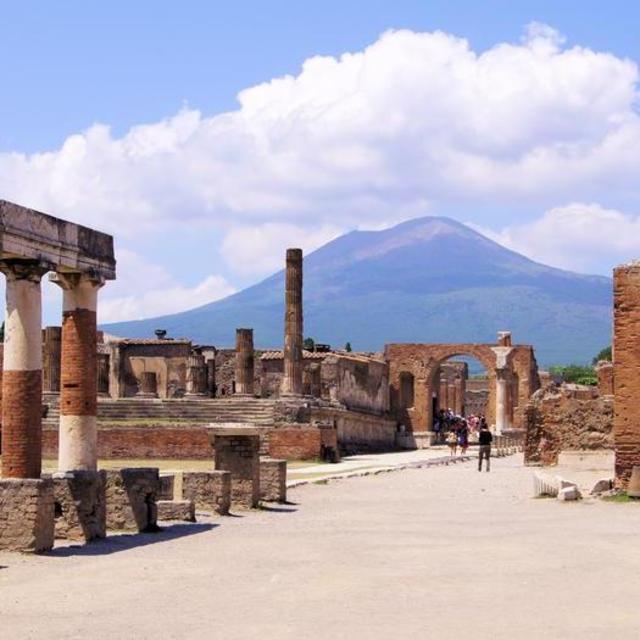 Tour of Pompeii eruption site