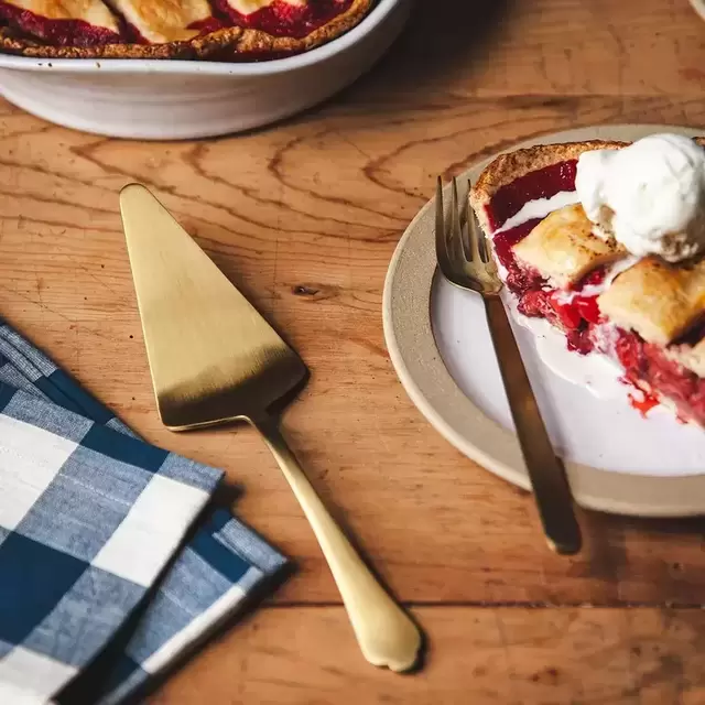 Farmhouse Pottery - Essex Pie Server