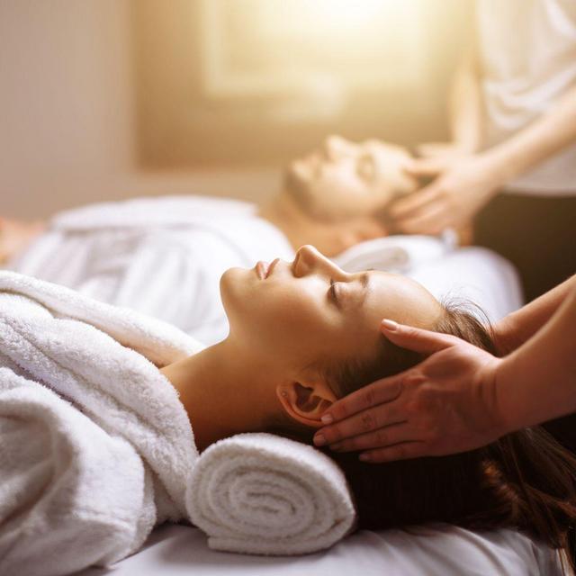60-Minute Couples Massage on Honeymoon