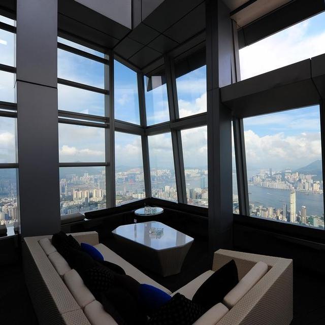 Champagne at Ozone in Hong Kong (The Highest Bar in the World!)