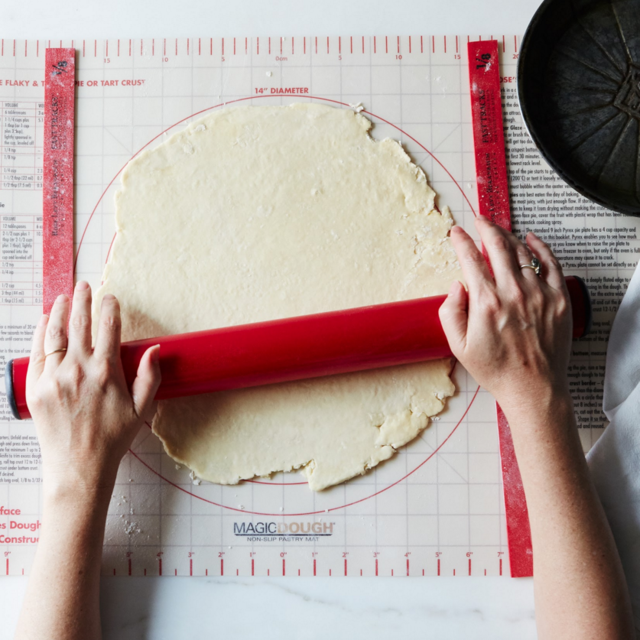 Nonstick Pie Kit in Red