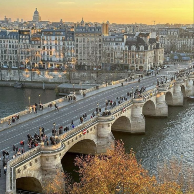 Scenic Stay by the Seine