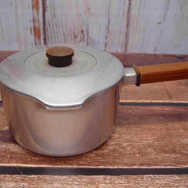 Magnalite Country Collection 3 Quart Saucepan with Lid, Heavy Aluminum, Wooden Handle, Wagner Ware