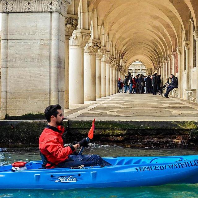 Kayak tour through the canals in Venice!