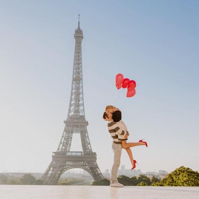 Honeymoon professional photoshoot throughout Paris!