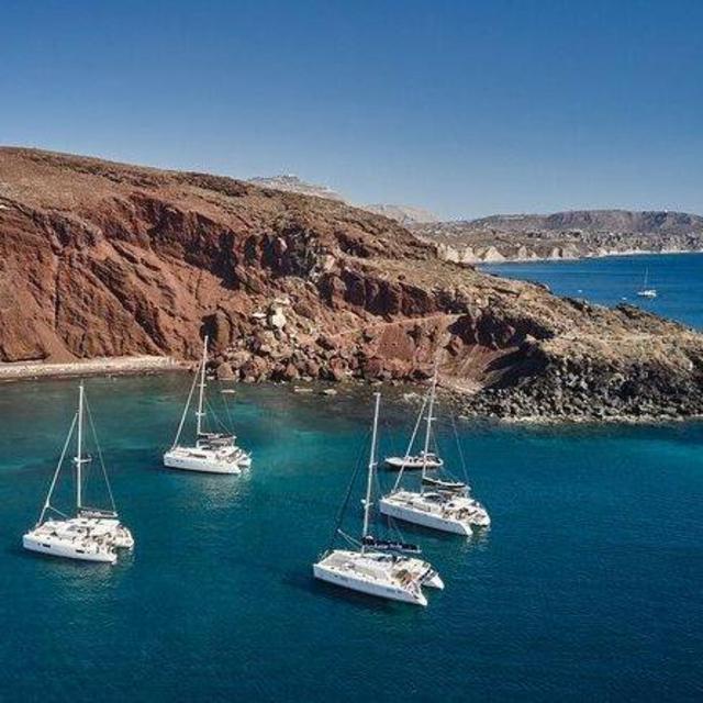 Santorini: Caldera Luxury Catamaran Cruise with Meal & Drinks