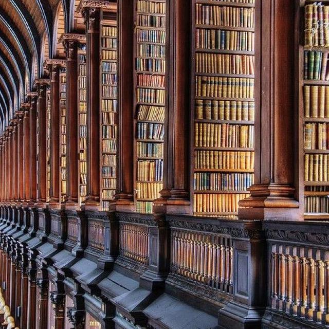 THE OLD LIBRARY AND BOOK OF KELLS TOUR - TRINITY COLLEGE DUBLIN